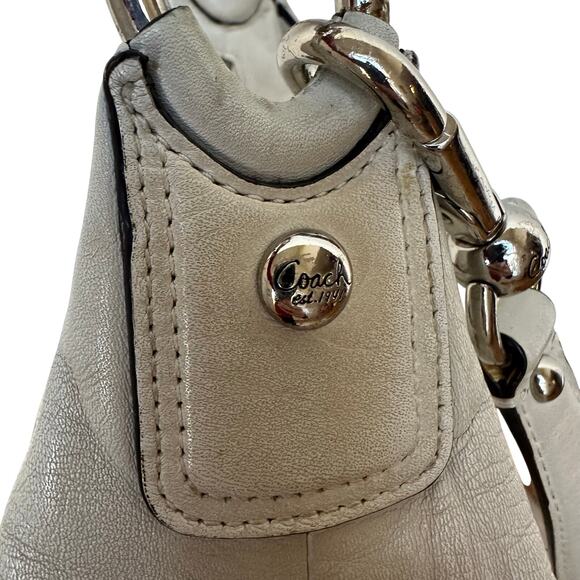 Coach White Leather Shoulder Bag with Silver Hardware Chain Detail - Picture 8 of 16